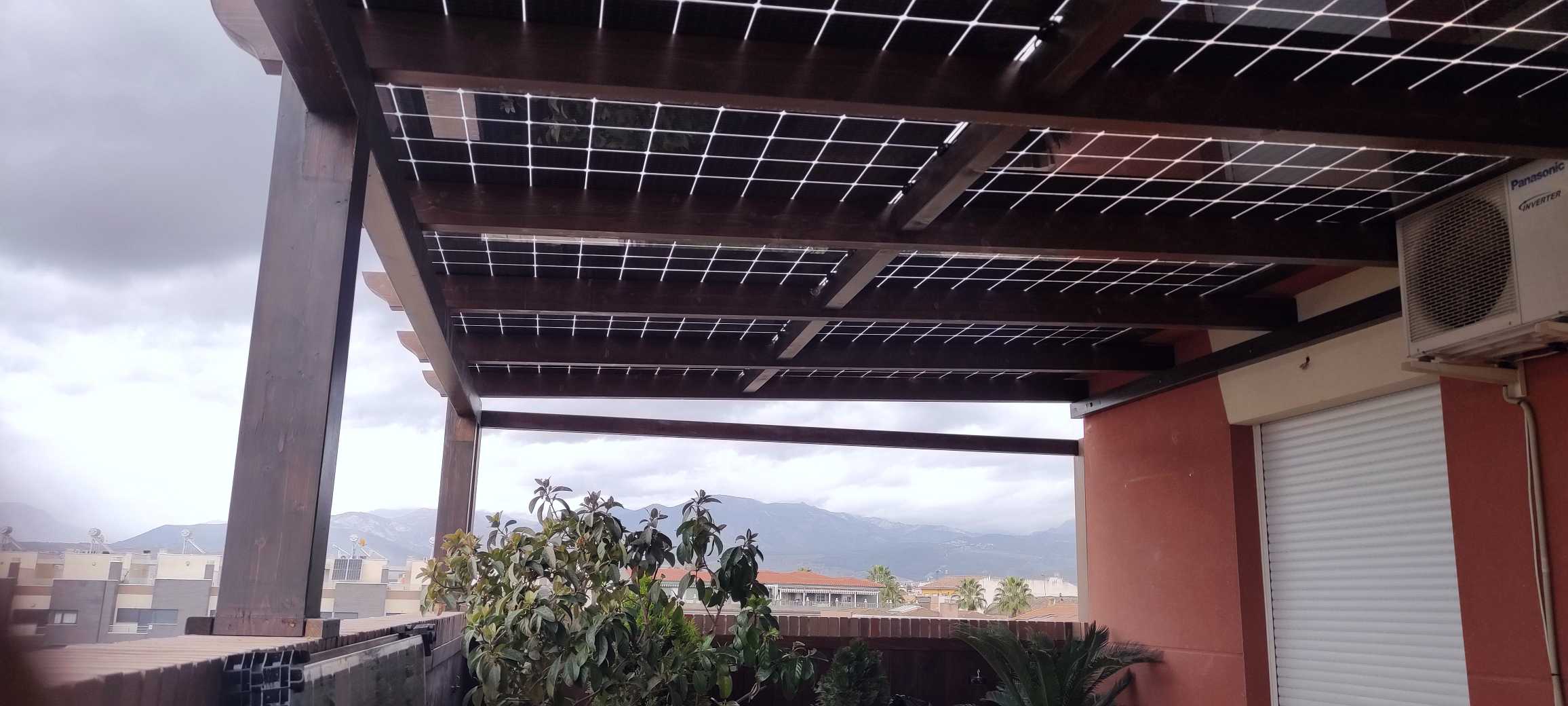 Pérgola fotovoltaica contemporánea en vivienda
