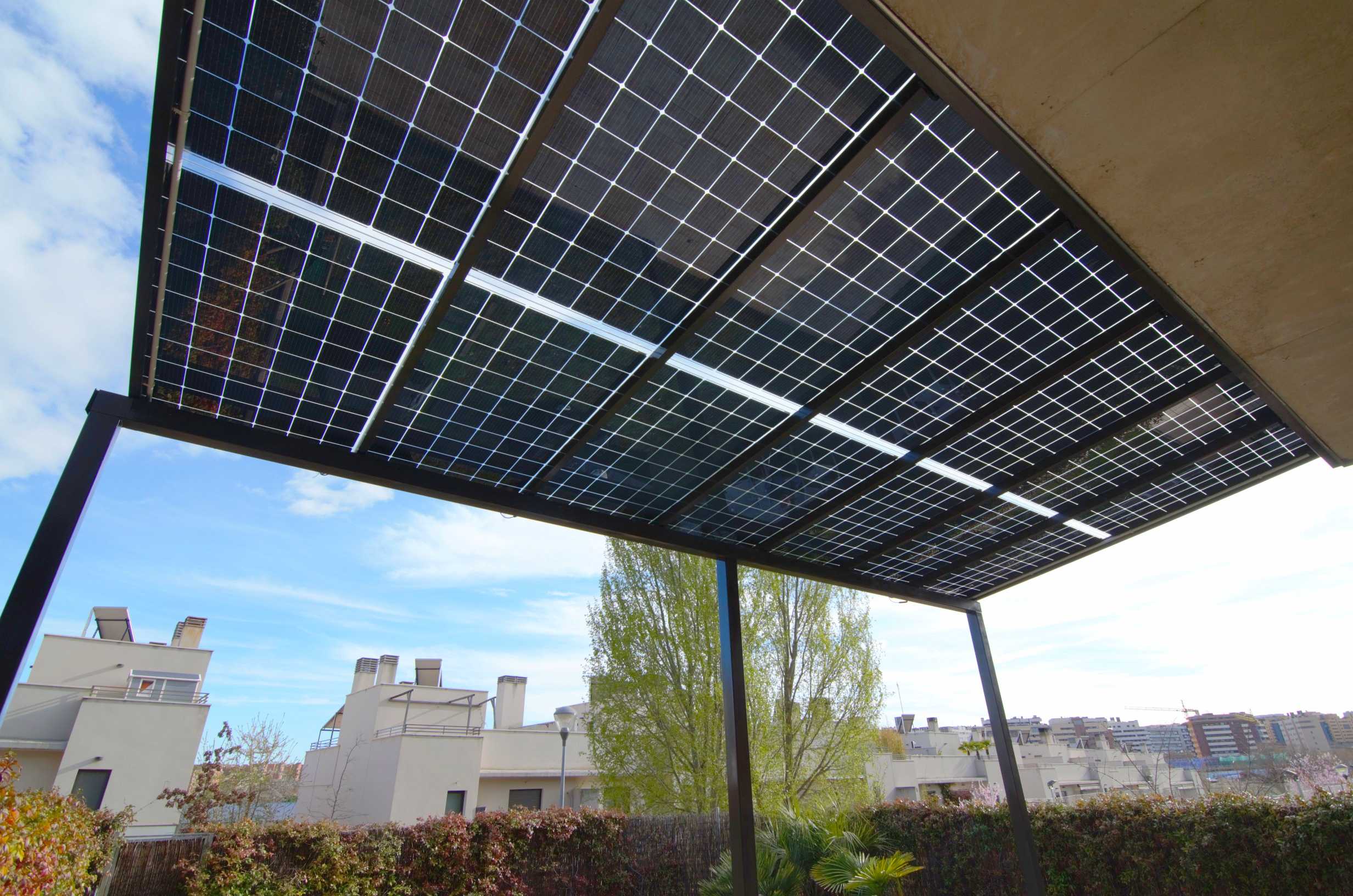 Detalle de integración de paneles en una pérgola fotovoltaica