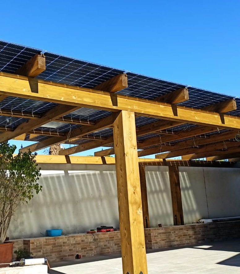 Detalle de una pérgola con paneles solares